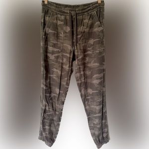 Athleta Camo Farallon Jogger Size 8